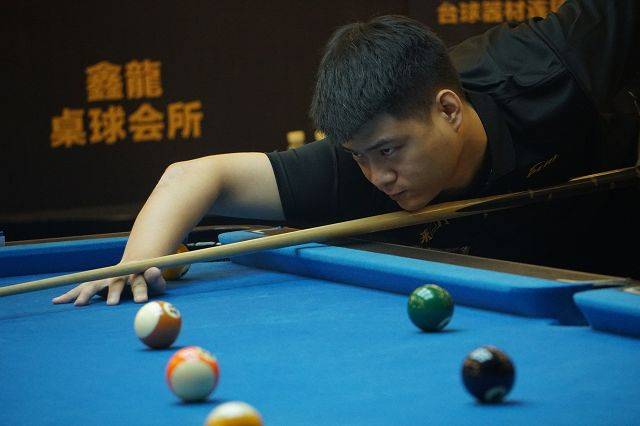 他缺席的比 他缺席的比